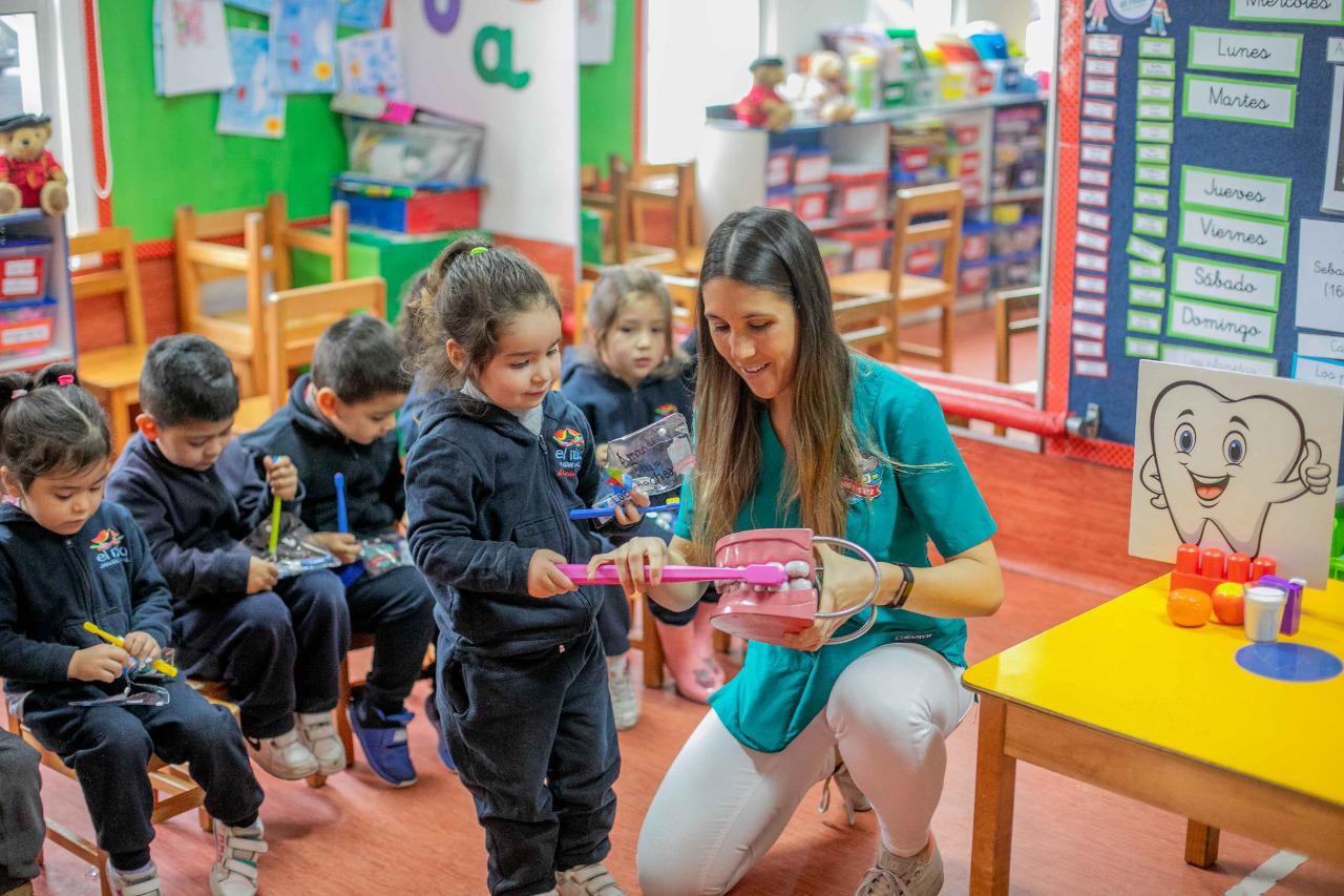 Educadora de párvulos enseñando a los niños a cepillarse
